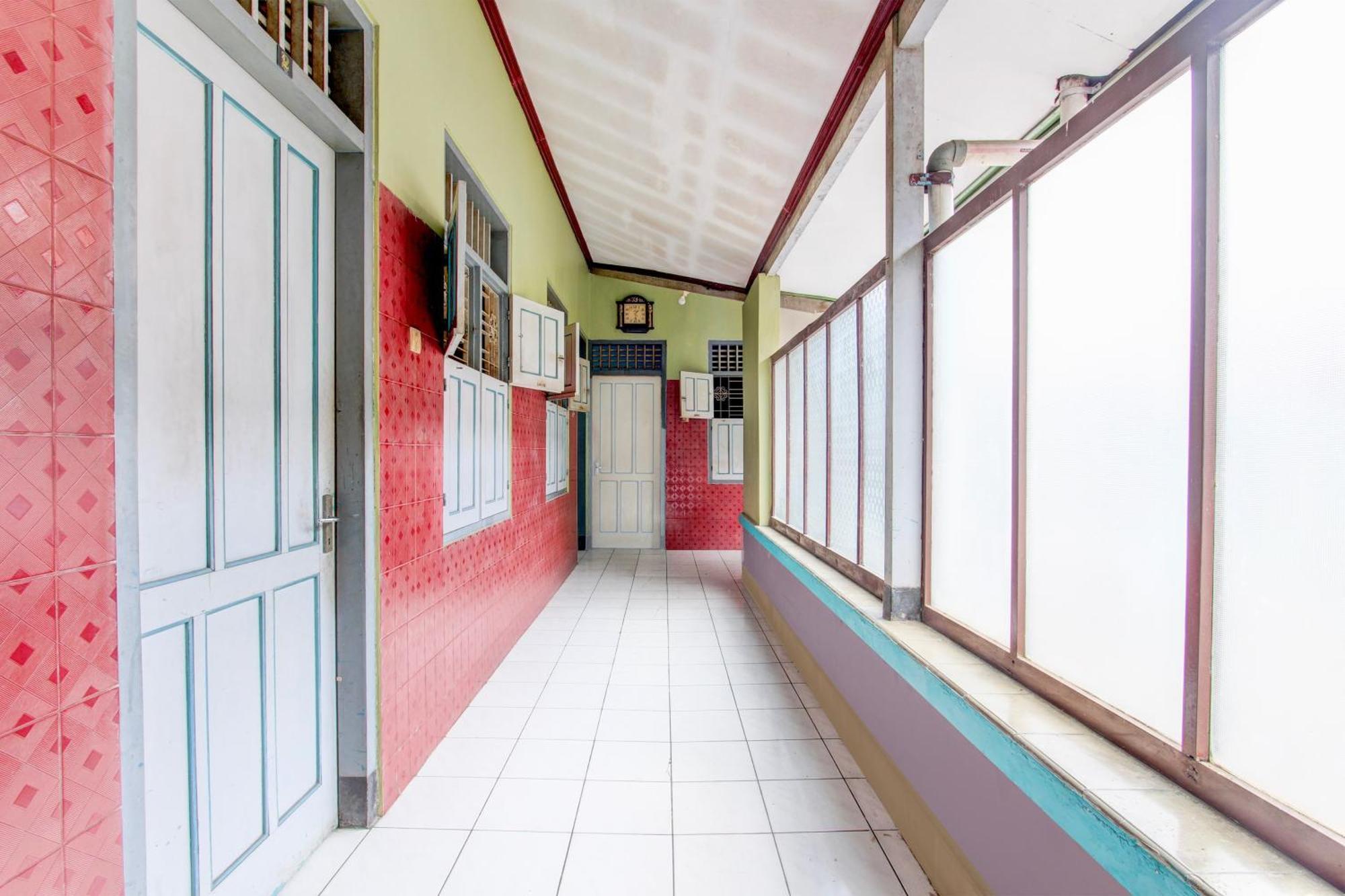 Spot On 94085 Hotel Agung بوروكيرتو المظهر الخارجي الصورة