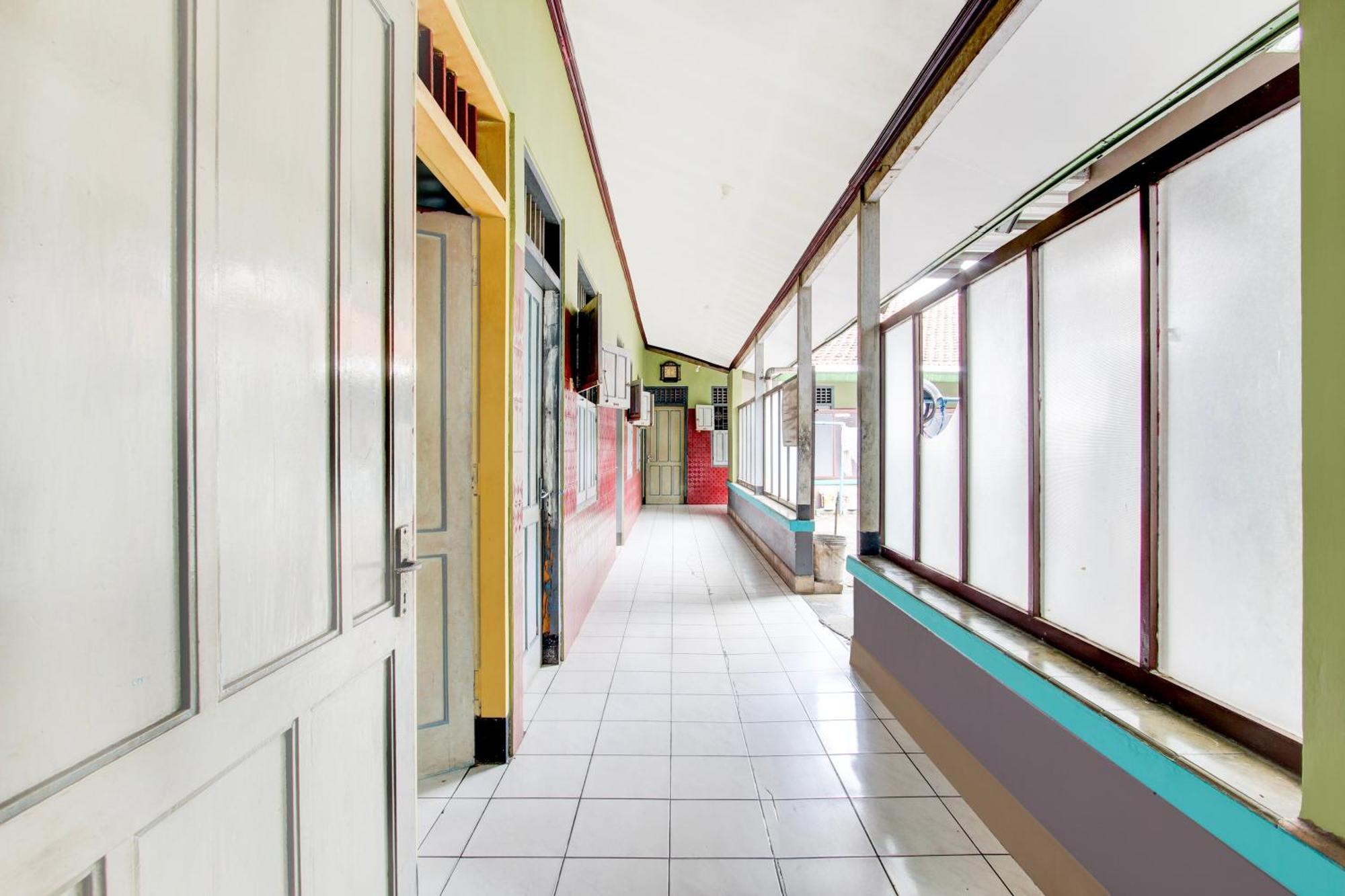 Spot On 94085 Hotel Agung بوروكيرتو المظهر الخارجي الصورة