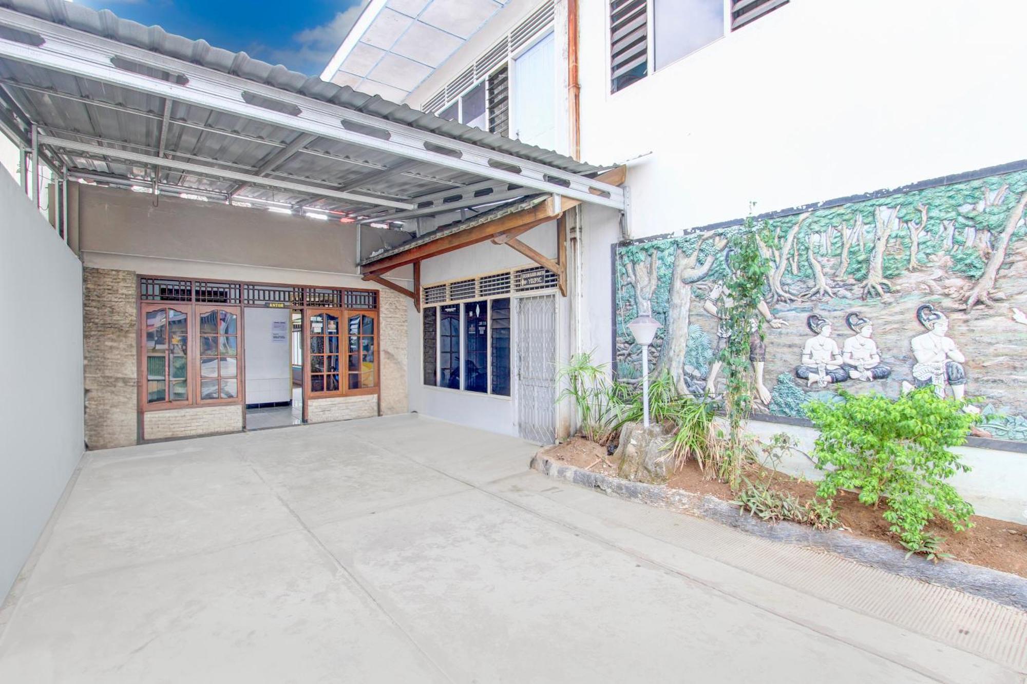 Spot On 94085 Hotel Agung بوروكيرتو المظهر الخارجي الصورة